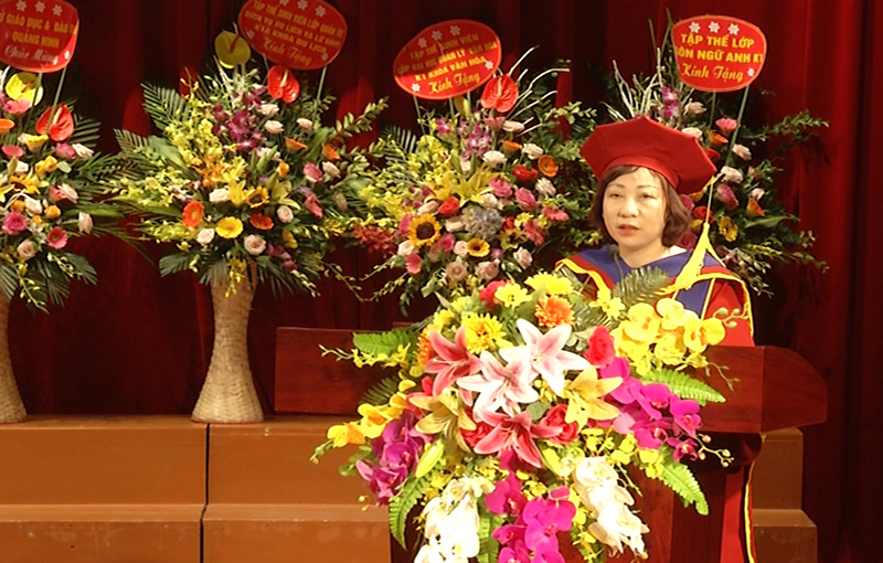 Tiến sỹ Vũ Thị Thu Thủy, Phó Chủ tịch UBND tỉnh, Hiệu trưởng Trường Đại học Hạ Long phát biểu tại Lễ trao bằng tốt nghiệp cho các sinh viên Đại học khóa I
