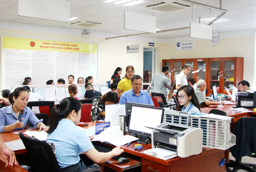Cán bộ, công chức tại Trung tâm Phục vụ HCC TP Hạ Long giải quyết TTHC của tổ chức, công dân.