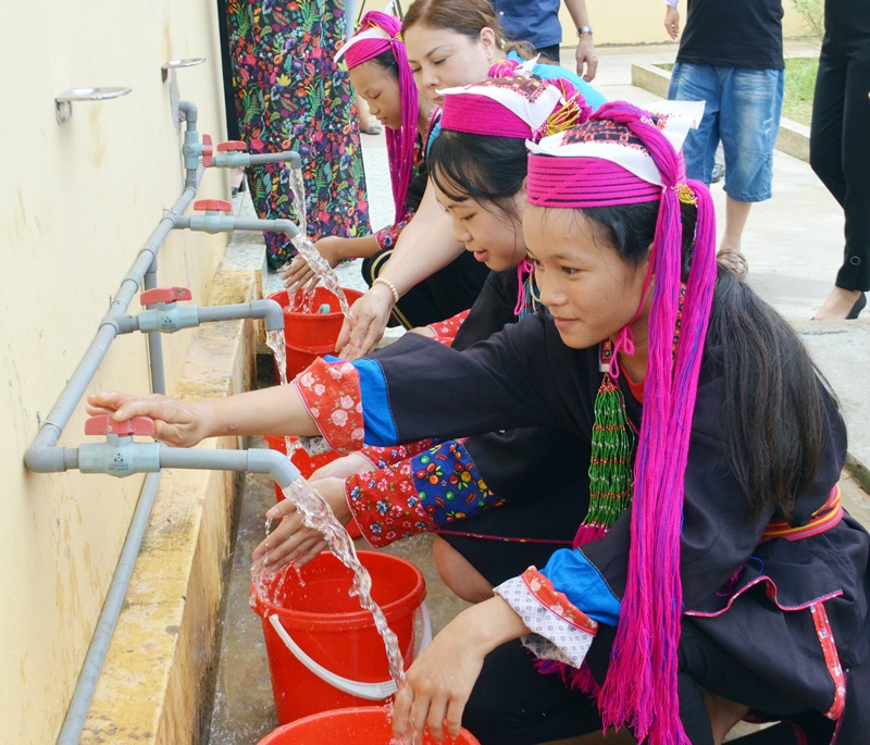 Các em học sinh Trường PTDTBT THCS Nam Sơn (Ba Chẽ) phấn khởi khi có nguồn nước sạch tại trường.