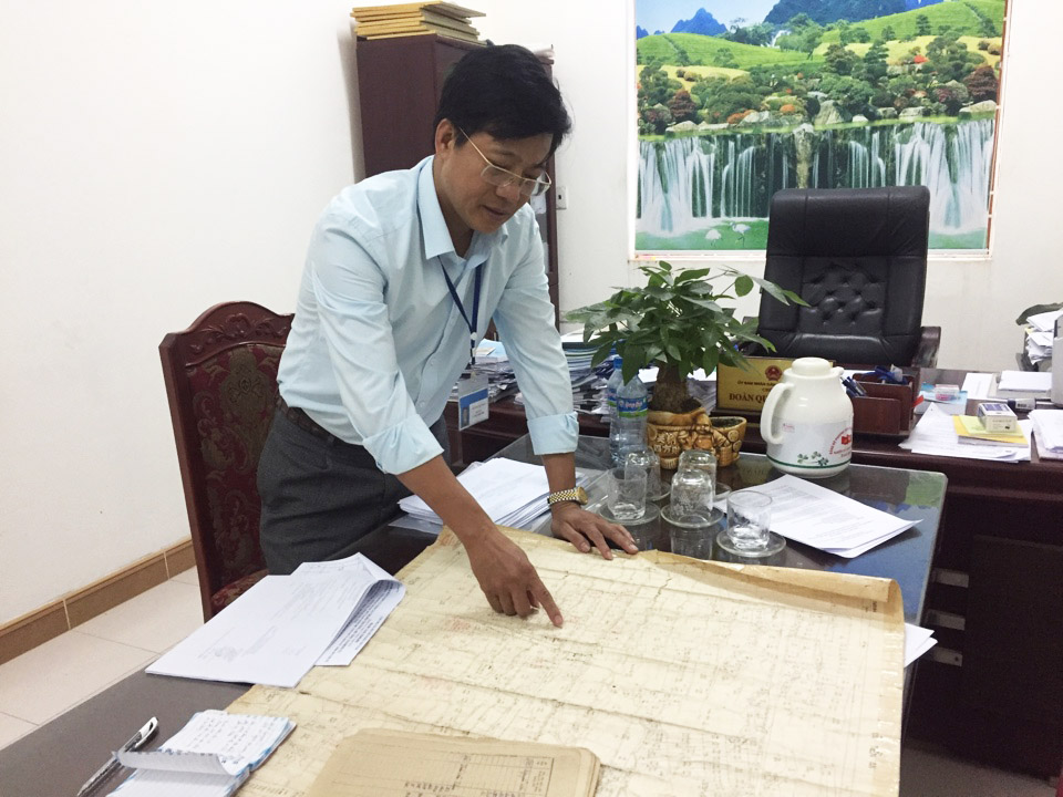 Lãnh đạo phường Tân An chỉ cho phóng viên tuyến mương chạy trước thửa đất của các hộ dân trên bản đồ P45 