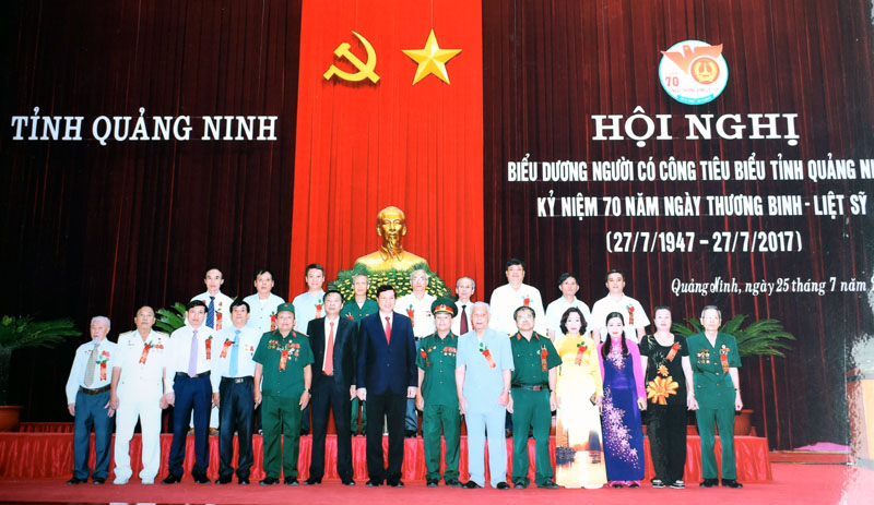 Ông Nguyễn Quang Văn (thứ 7 từ bên trái) trong Hội nghị bieur dương người có cong tiêu biểu của tỉnh và kỷ niệm 70 năm ngày TBLS năm 2017