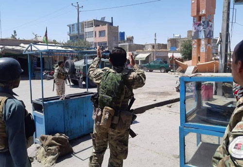 Lực lượng quân đội Afghanistan tiến vào khách sạn ở Qala i Naw. (Ảnh: Ariana News)