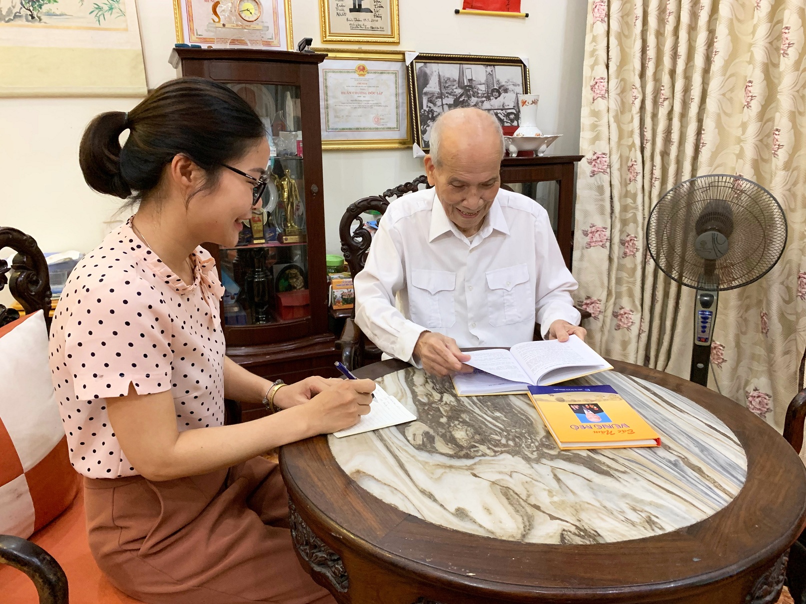Cụ Nguyễn Ngọc Đàm chia sẻ với phóng viên Trung tâm truyền thông tỉnh về kỷ niệm khi gặp Bác Hồ.