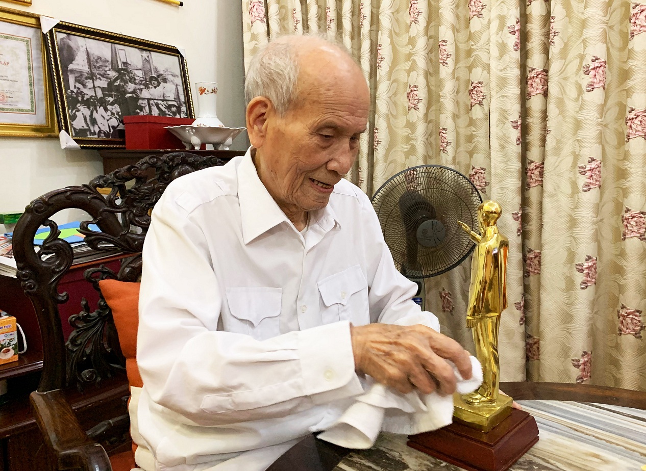 Cụ Nguyễn Ngọc Đàm rất trân trọng những kỷ vật, tác phẩm được tặng liên quan đến Chủ tịch Hồ Chí Minh (Trong ảnh: Tượng Chủ tịch Hồ Chí Minh do Tổng Công ty Đông Bắc tặng)