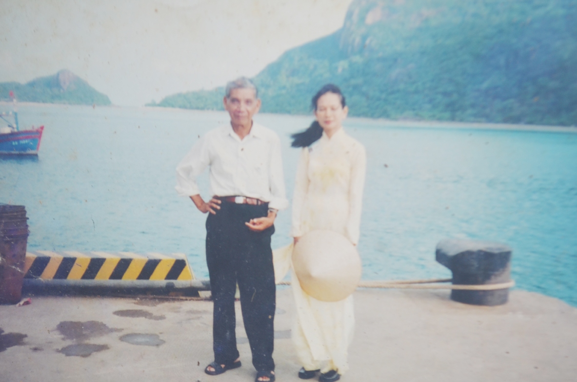 Cụ Phùng Tuấn Tài chụp ảnh lưu niệm trên cầu tàu Côn Đảo trong một chuyến ra thăm nơi mình đã bị giam cầm. (Ảnh: Nhân vật cung cấp)