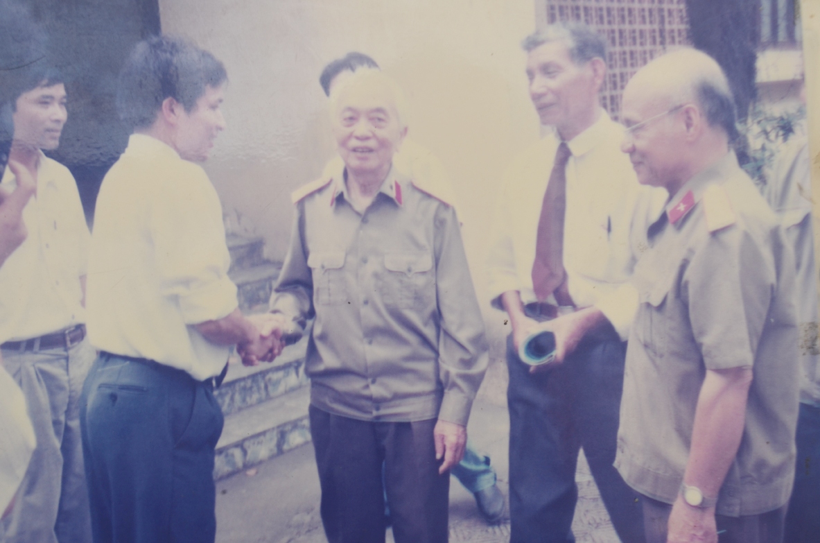 Đại tướng Võ Nguyên Giáp gặp mặt các cựu tù chính trị Côn Đảo tỉnh Quảng Ninh.