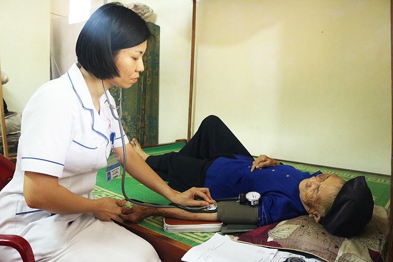 Các bác si bệnh viện Việt Nam - Thụy Điển Uông Bí tặng quả và khám bệnh tại nhà cho Mẹ Việt Nam anh hùng Phạm Thị Yh binh