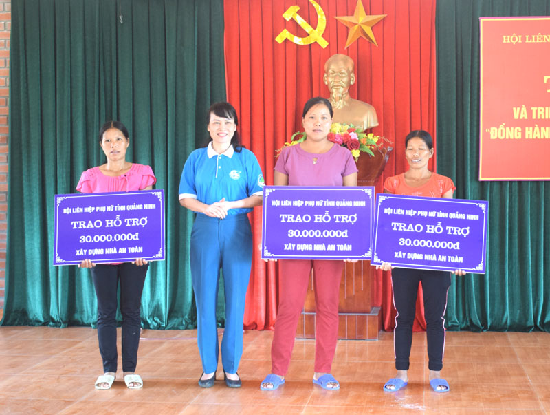 Lãnh đạo Hội LHPN tỉnh trao tiền hỗ trợ xây nhà cho 3 hộ phụ nữ nghèo ở xã Lục Hồn