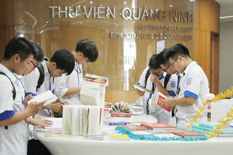 Trong số những đầu sách của các tác giả Quảng Ninh được xuất bản đang trưng bày tại Thư viện tỉnh gần như vắng bóng mảng lý luận phê bình. 