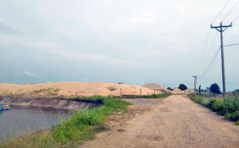 Dọc 2 bên bờ sông Thín Coóng khu vực Km15, thuộc xã Hải Tiến có hàng chục bến bãi tập kết vật liệu xây dựng...