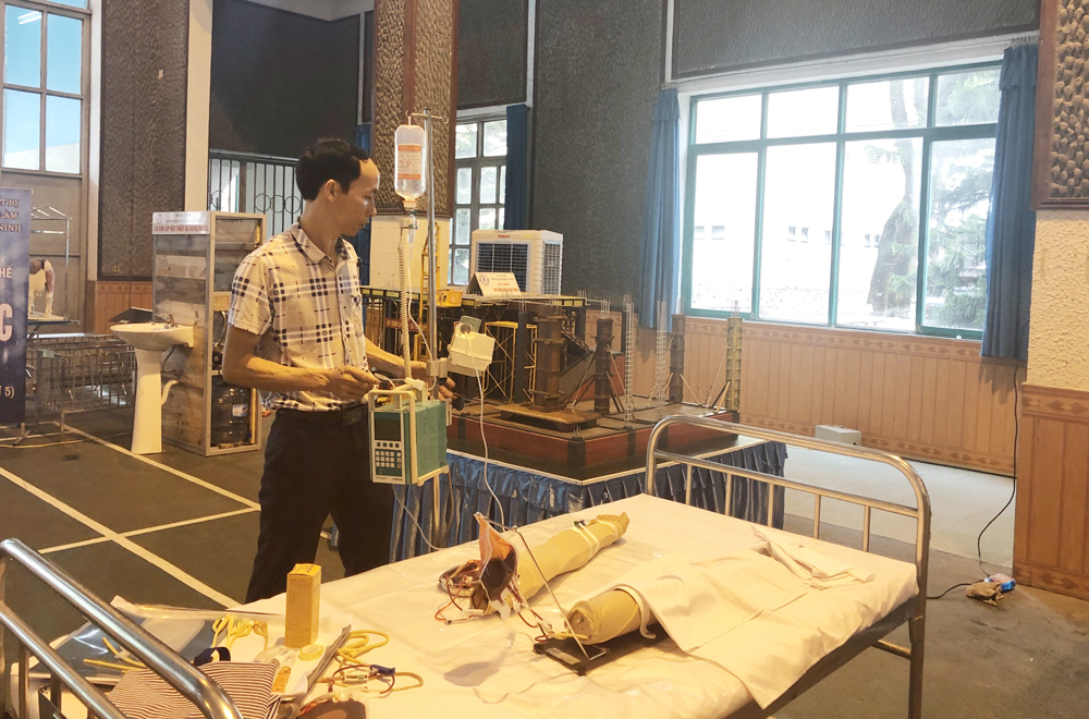 Mô hình tĩnh mạch cánh tay của Trường Cao đẳng y tế Quảng Ninh tham gia Hội thi sánthiết bị đào tạo tự làmg