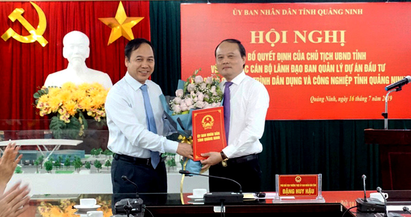 Đồng chí Đặng Huy Hậu, Phó Chủ tịch Thường trực UBND tỉnh, trao quyết định của UBND tỉnh về việc bổ nhiệm có thời hạn đối với đồng chí Hoàng Quang Hải.