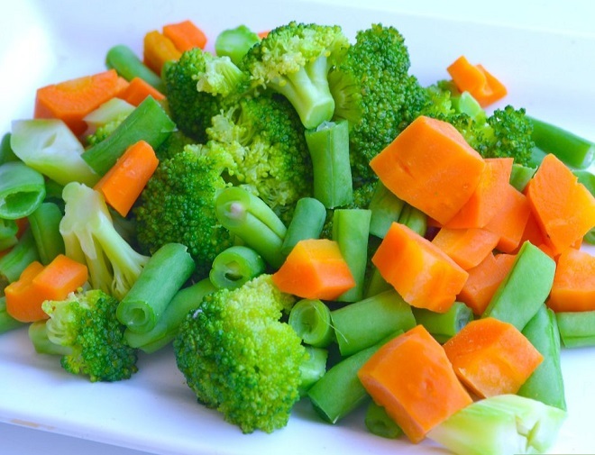 Luộc hoặc xào rau, không nên nấu quá lâu và cho quá nhiều rau vào chảo, làm mất mùi vị của rau. Ảnh: Wiki