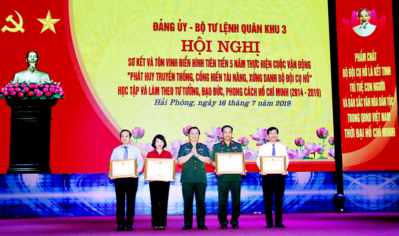 Thượng tướng Nguyễn Trọng Nghĩa, Ủy viên Trung ương Đảng, Phó Chủ nhiệm Tổng cục Chính trị trao bằng khen của Thủ tướng Chính phủ và Bộ Quốc phòng cho Bộ Tư lệnh Quân khu 3 và UBND các tỉnh, thành phố