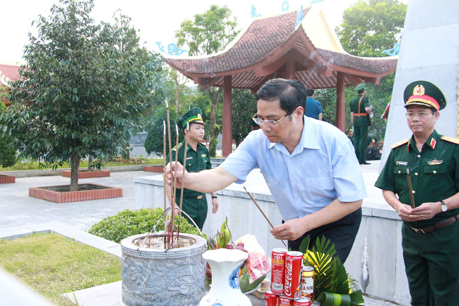 Đồng chí Phạm Minh Chính thắp hương tại Đài tưởng niệm liệt sĩ Pò Hèn.