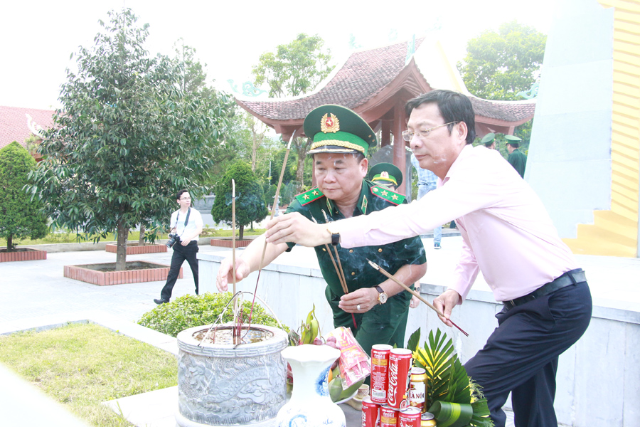 Đồng chí Nguyễn Văn Đọc, Bí thư Tỉnh ủy, thắp hương tại Đài tưởng niệm liệt sĩ Pò Hèn.