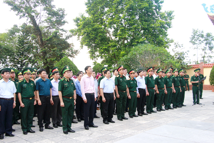 Đoàn công tác đến dâng hương, dâng hoa tại Đài tưởng niệm liệt sĩ Pò Hèn.