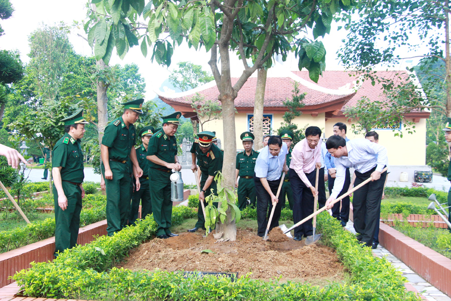 Các đại biểu tham dự trồng cây tại Đài tưởng niệm liệt sĩ Pò Hèn.