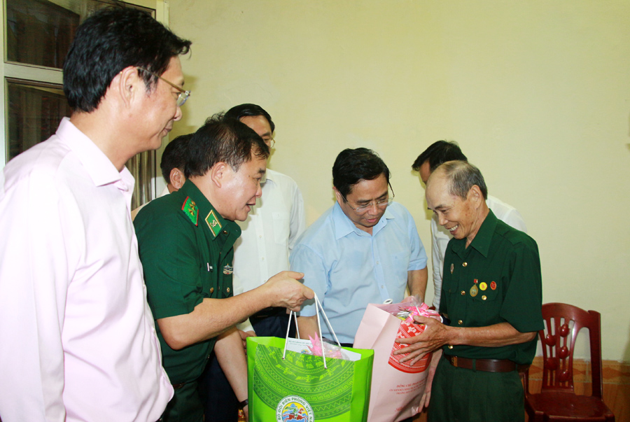Đồng chí Phạm Minh Chính, Ủy viên Bộ Chính trị, Bí thư Trung ương Đảng, Trưởng Ban Tổ chức Trung ương cùng các thành viên đoàn công tác tặng quà cho gia đình thương binh
