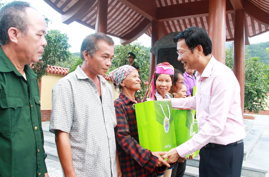 Đồng chí Nguyễn Văn Đọc, Bí thư Tỉnh ủy, tặng quà cho các hộ dân đồng bào dân tộc thiểu số các xã 