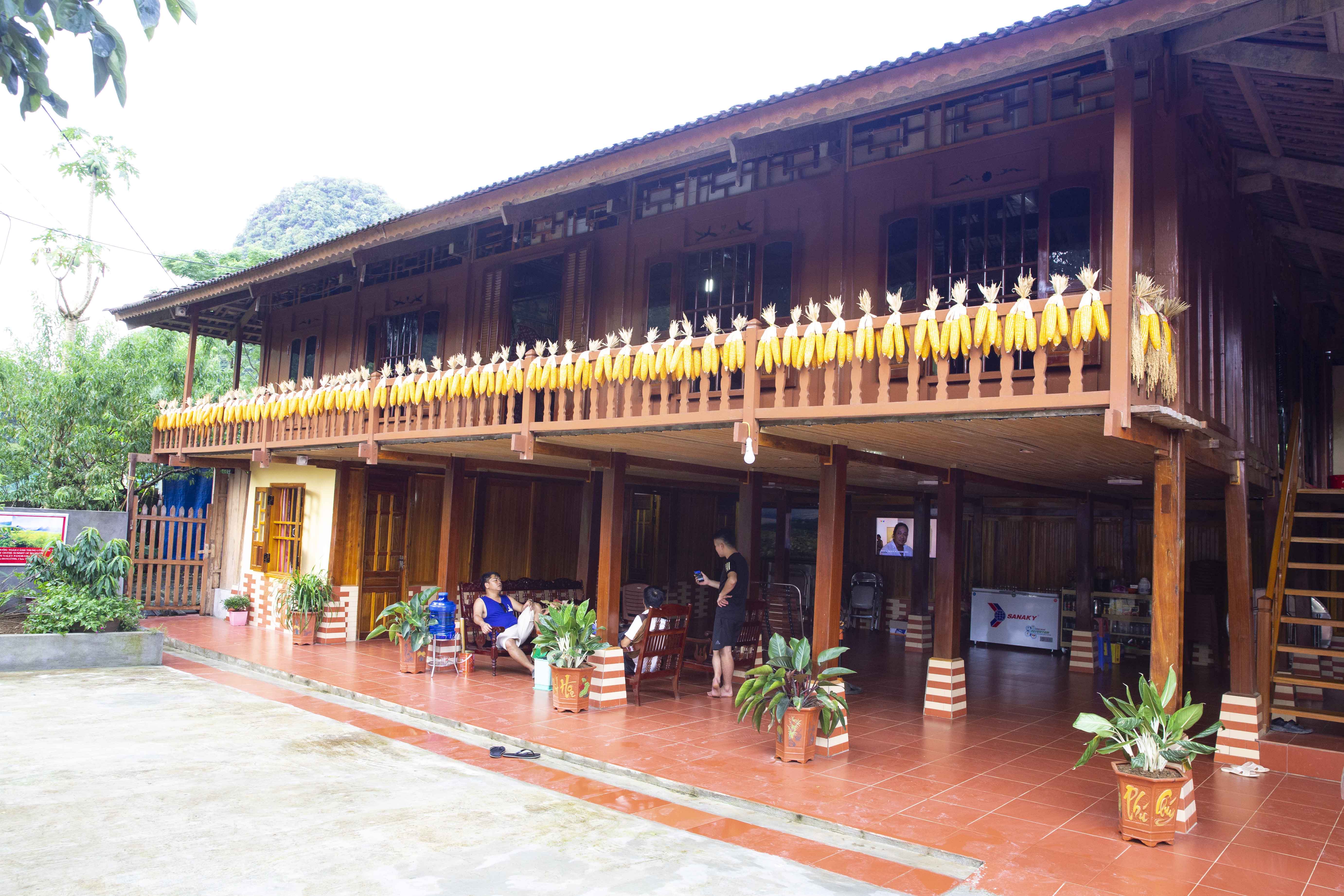 Nhiều ngôi nhà sàn ở Bắc Sơn đã được người dân xây dựng thành mô hình homestay có hiệu quả và thu hút khách du lịch.