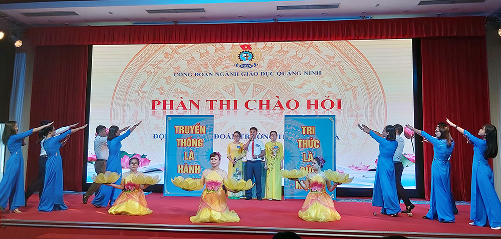 Phần thi chào hỏi của Đội Công đoàn trường THPT Minh Hà, TX Quảng Yên.