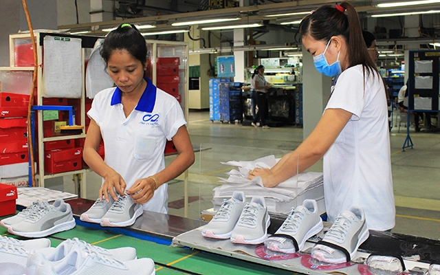 Sản xuất giày xuất khẩu tại Công ty CP Sao Việt (Khu công nghiệp Đồng An 1, tỉnh Bình Dương).