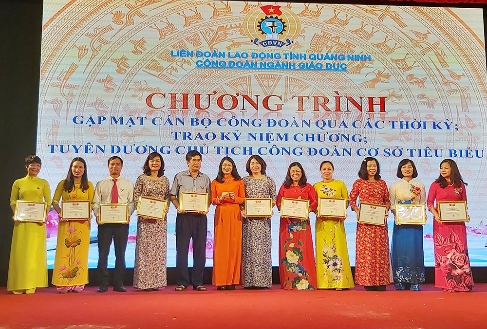 12 đồng chí được trao tặng kỷ niệm chương Công đoàn.