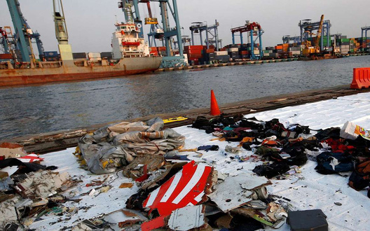 Các mảnh vỡ thu hồi từ chiếc Boeing 737 Max 8 sau tai nạn rơi xuống biển ngoài khơi Indonesia ngày 29/10/2018 (Ảnh: Reuters)