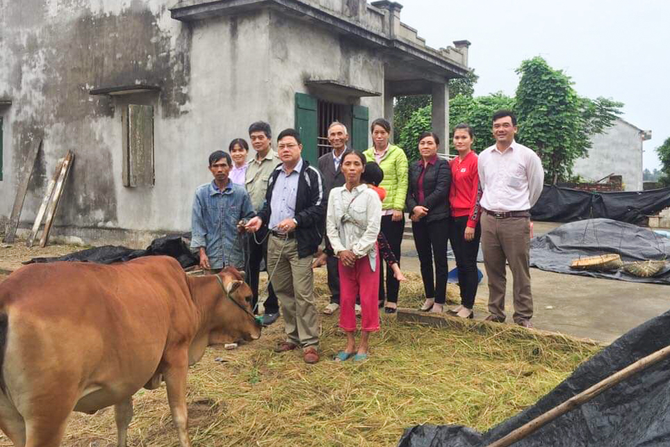 Ủy ban MTTQ phường Bình Ngọc (TP Móng Cái) trao tặng bò giống cho hộ nghèo của phường để hỗ trợ phát triển sản xuất. Ảnh do MTTQ tỉnh cung cấp.