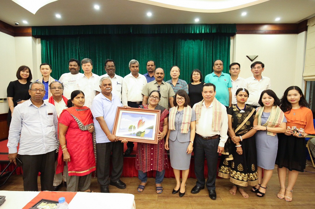 Đồng chí Lê Thị Kim Cúc, Phó Chủ tịch thường trực Ủy ban MTTQ tỉnh, Phó Chủ tịch Liên hiện các tổ chức hữu nghị tỉnh, tặng quà lưu niệm cho đoàn công tác Ấn Độ đến thăm và làm việc tại Quảng Ninh.