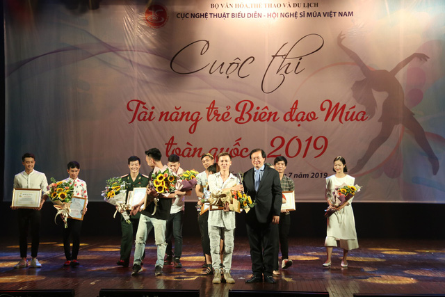 Thứ trưởng Bộ Văn hóa, Thể thao và Du lịch Tạ Quang Đông trao giải Nhất cho biên đạo Nguyễn Hải Trường