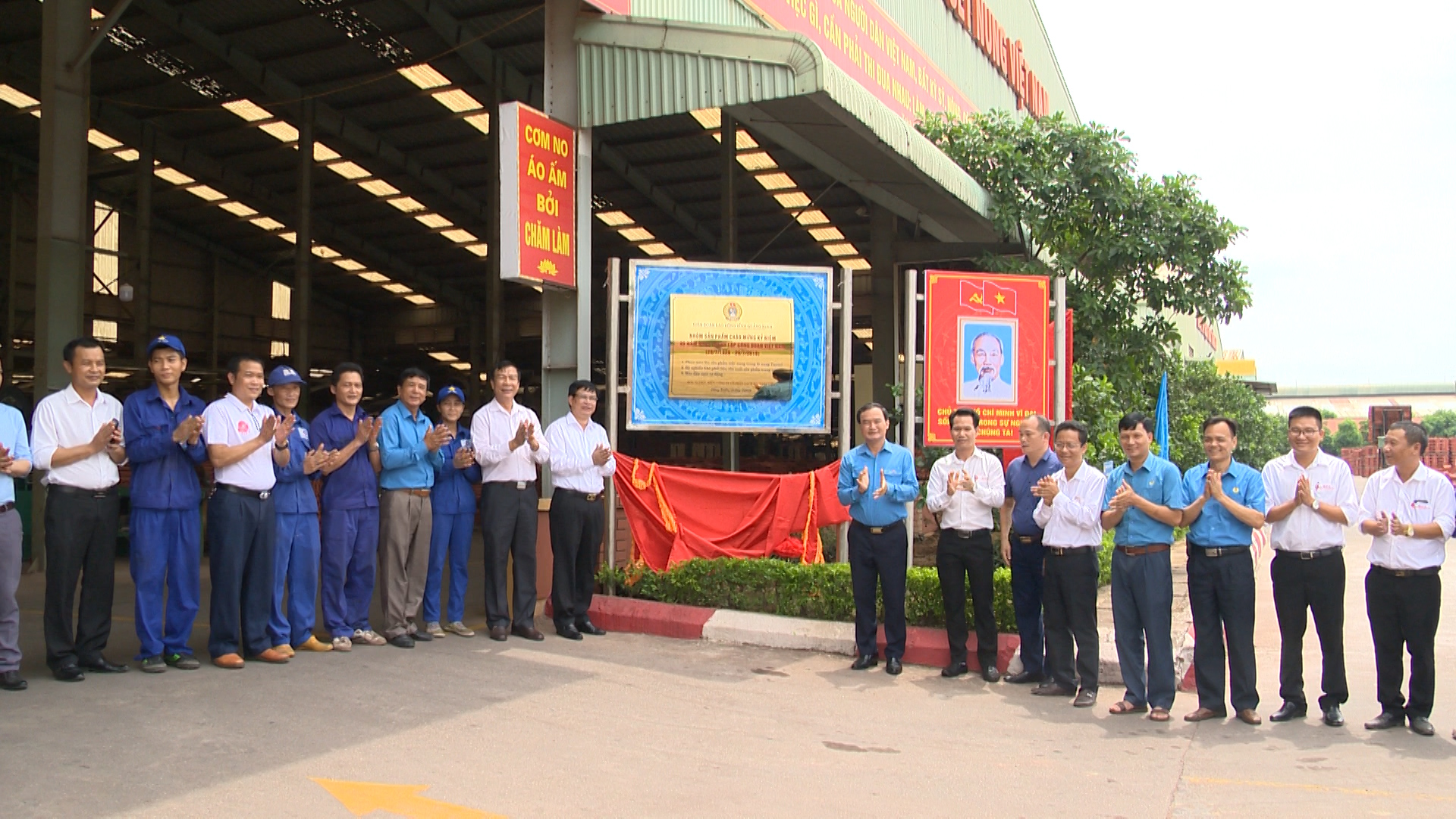 LĐLĐ tỉnh gắn biển công trình cho cụm 3 sản phẩm trí tuệ của Công ty CP Gạch ngói Đất Việt
