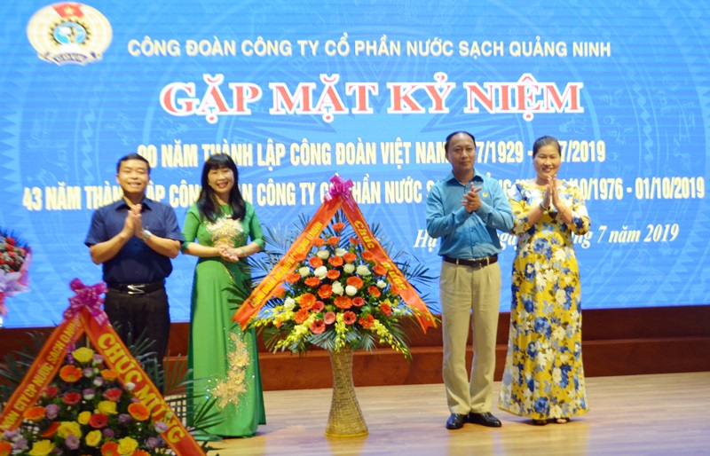Lãnh đạo Công đoàn ngành Xây dựng Quảng Ninh tặng hoa chức mừng Công đoàn Công ty CP Nước sạch Quảng Ninh.