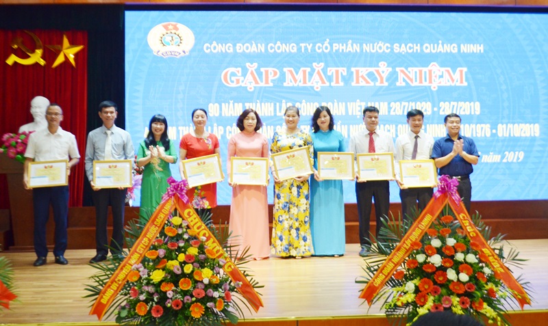 Công đoàn Công ty CP Nước sạch Quảng Ninh tặng giấy khen cho cán bộ Công đoàn có thành tích xuất sắc trong phong trào CNLĐ và hoạt động công đoàn.