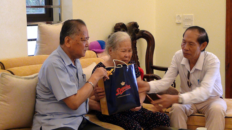 Hội NCT tỉnh tặng quà cho bà Lê Thị Yên , thôn 8, xã Hạ Long, huyện Vân Đồn là vợ liệt sĩ