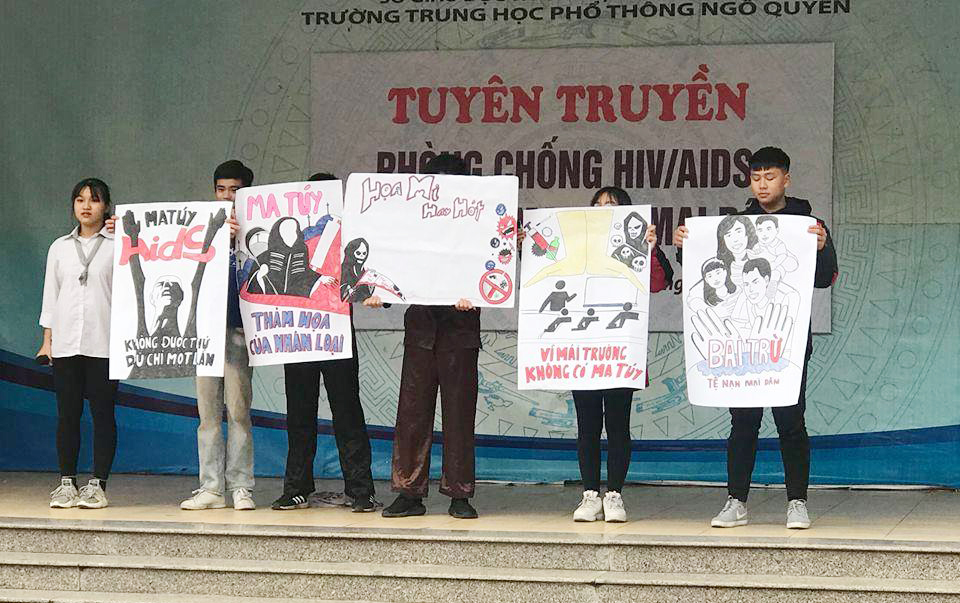 Học sinh Trường THPT Ngô Quyền (TP Hạ Long) tuyên truyền phòng, chống HIV/AIDS và tệ nạn ma túy, mại dâm.