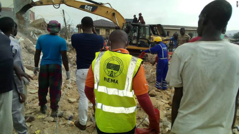 Các nhân viên cứu hộ tại hiện trường vụ sập nhà ở  thành phố Jos, Bang Plateau ngày 16/7/2019. Ảnh: CNN