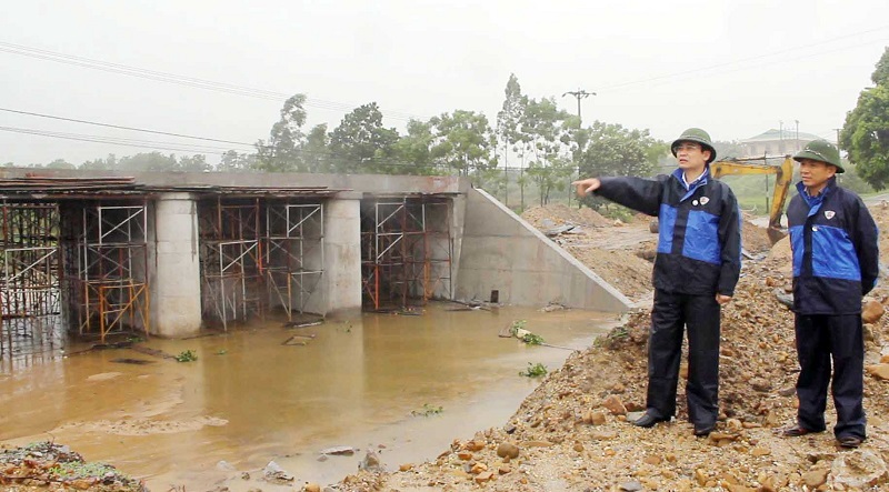 Lãnh đạo thị xã cùng lực lượng chức năng kiểm tra khu vực công trình ngầm tràn đập Bến Trâu xã Bình Khê (Ảnh: Thành Hưng- TXĐông Triều).