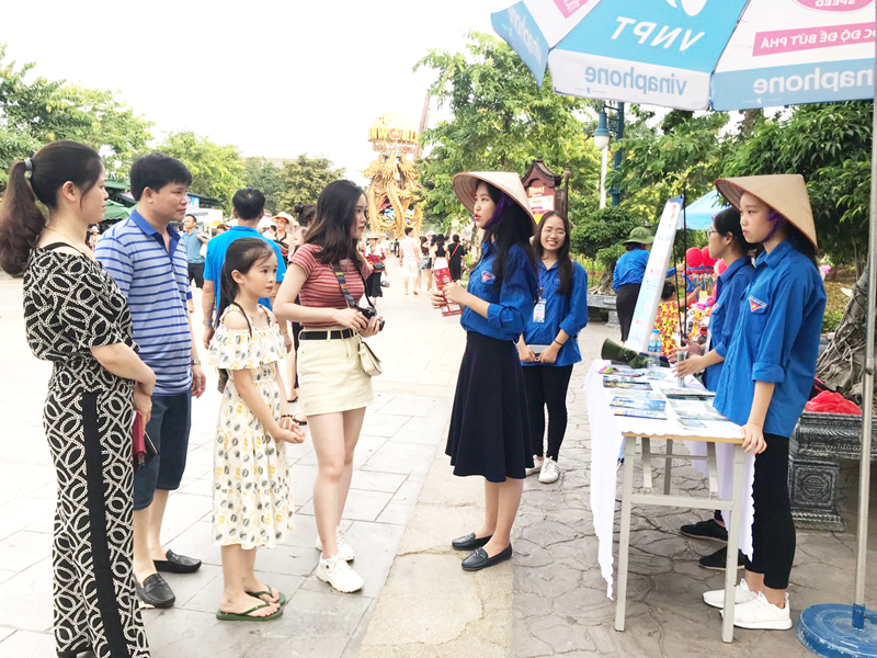 Thành viên CLB hỗ trợ thông tin du lịch giới thiệu các điểm vui chơi, giải trí trong Công viên Sunworld cho du khách.