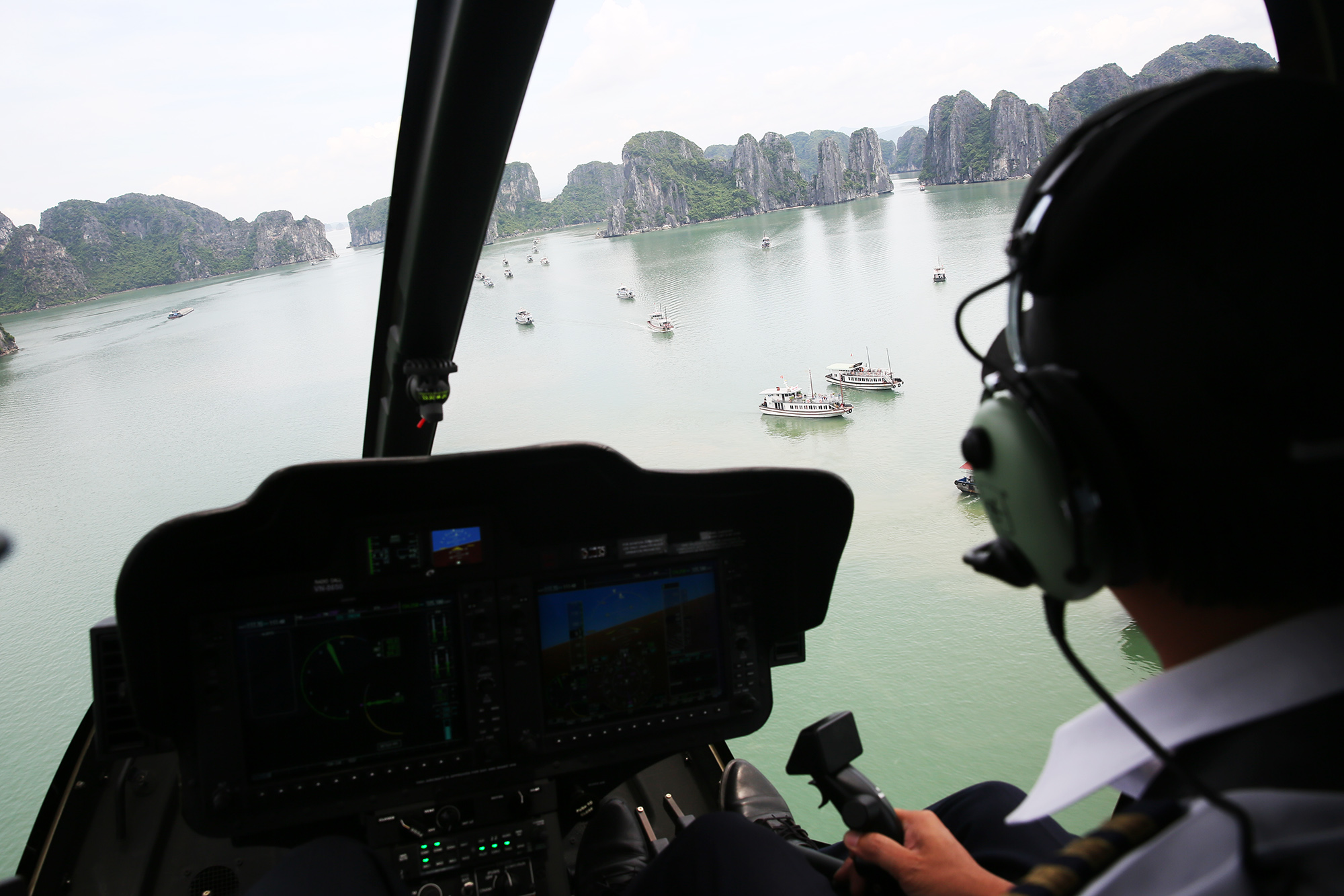 Trong hành trình thăm Vịnh, ngoài nhiệm vụ điều khiển Bell 505, các phi công còn đóng vai trò là hướng dẫn viên du lịch, sẵn sàng giới thiệu với du khách các địa danh nổi tiếng, góc nhìn đẹp trên Vịnh Hạ Long.