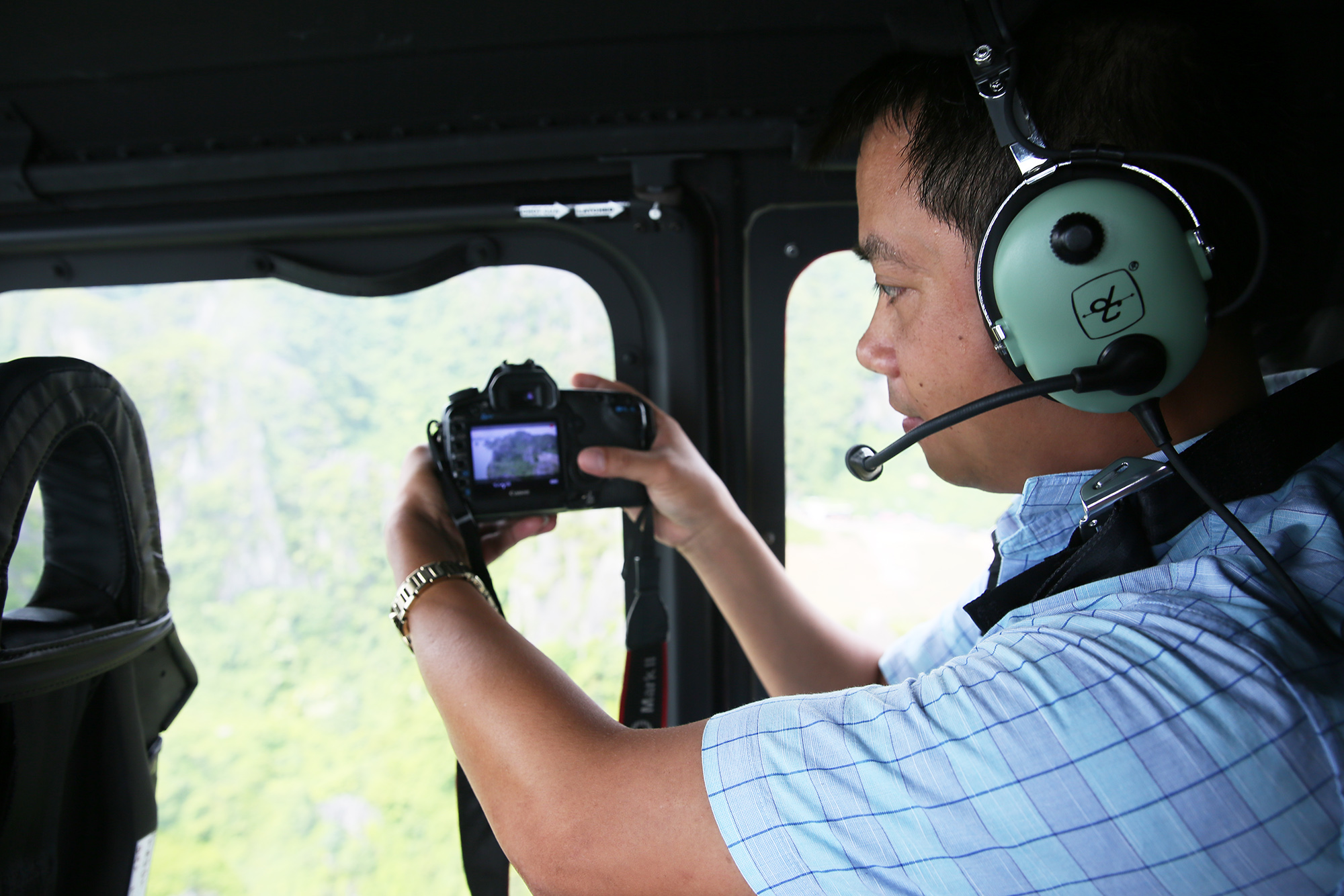 Đồng nghiệp của chúng tôi tranh thủ ghi lại những hình ảnh trải nghiệm tuyện với khi ngăm Vịnh Hạ Long bằng trực thăng.