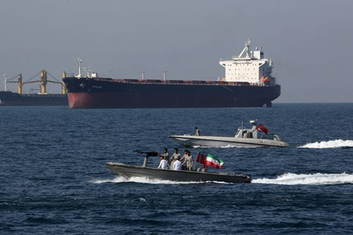 Xuồng tuần tra cao tốc của Iran ở eo biển Hormuz hôm 30/4. Ảnh: AFP