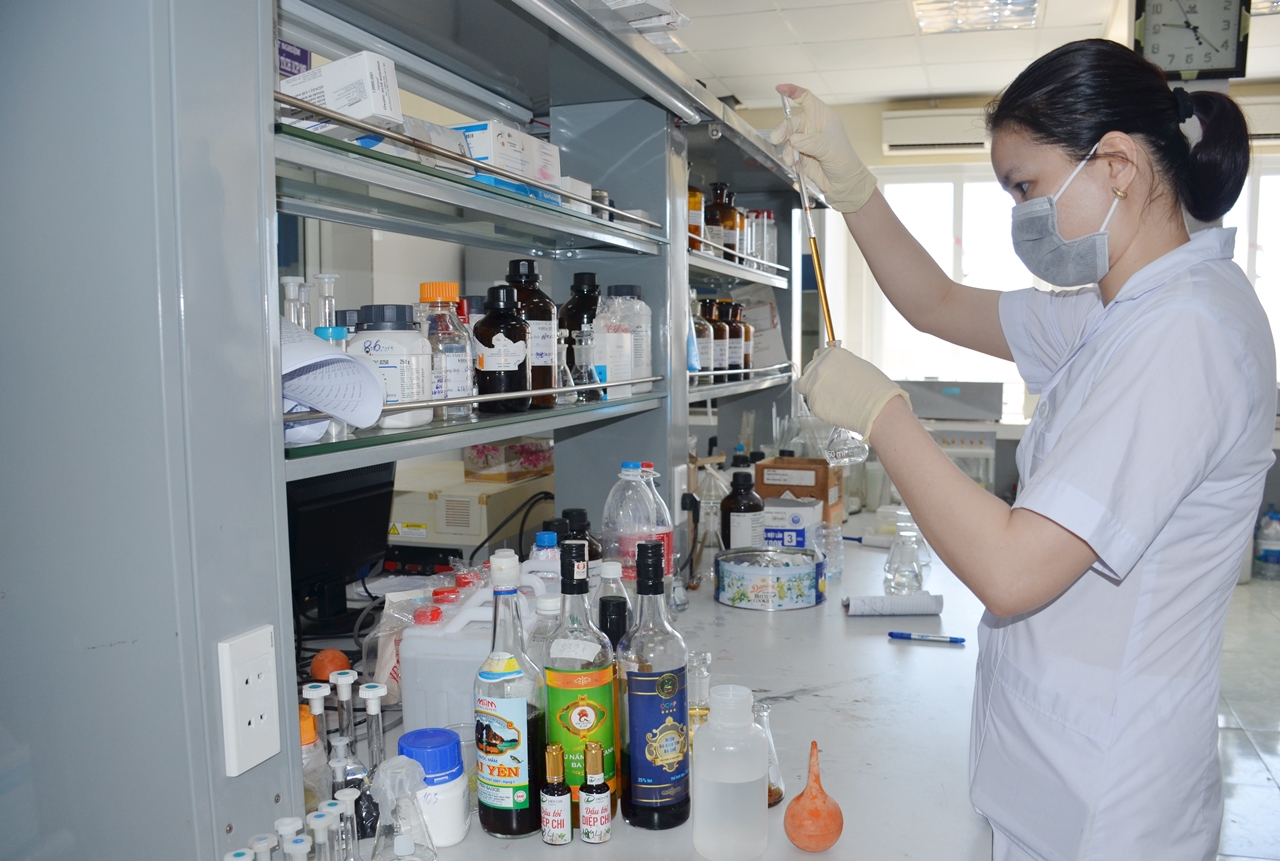 Trung tâm Kiểm soát bệnh tật Quảng Ninh  thực hiện phân tích mẫu nước tại phòng xét nghiệm đạt chuẩn ISO 17025-2005