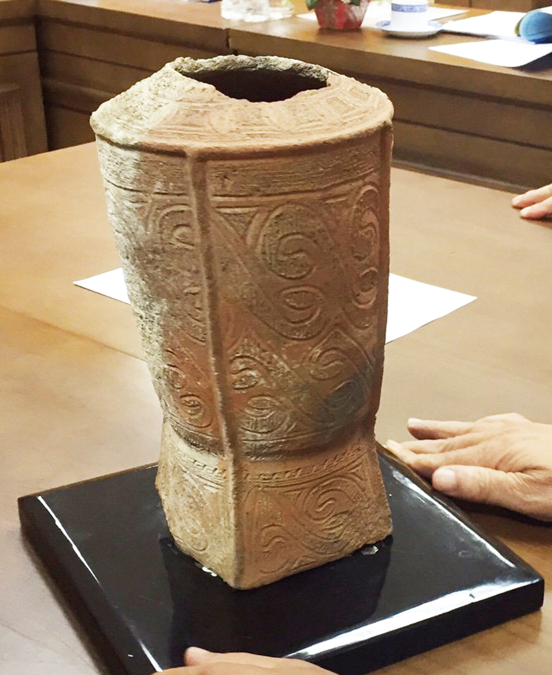 Bình gốm Đầu Rằm phát hiện tại xã Hoàng Tân (thị xã Quảng Yên) có niên đại văn hóa Phùng Nguyên muộn cách đây 3.000 - 3.400 năm, một trong hai bảo vật Quốc gia của Quảng Ninh