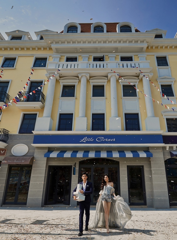 Dự kiến bàn giao & đi vào vận hành vào cuối năm nay, Shophouse Europe gồm 3 tiểu khu Silk Road, Élyseé và L’Opéra với 16 block nhà phố thương mại sẽ bổ sung vào chuỗi trải nghiệm mua sắm xa xỉ của du khách trong hành trình khám phá di sản thế giới vịnh Hạ Long.