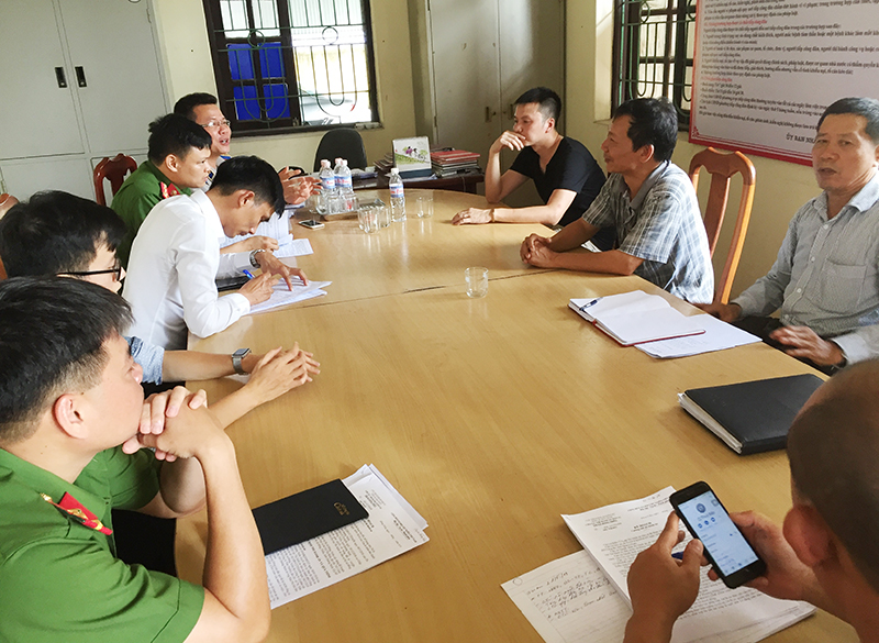 Cơ quan Thi hành án dân sự  và các cơ quan chức năng, chính quyền địa phương gặp gỡ, động viên ông Đinh Xuân Văn ở phường Mạo Khê tự nguyện thi hành án.