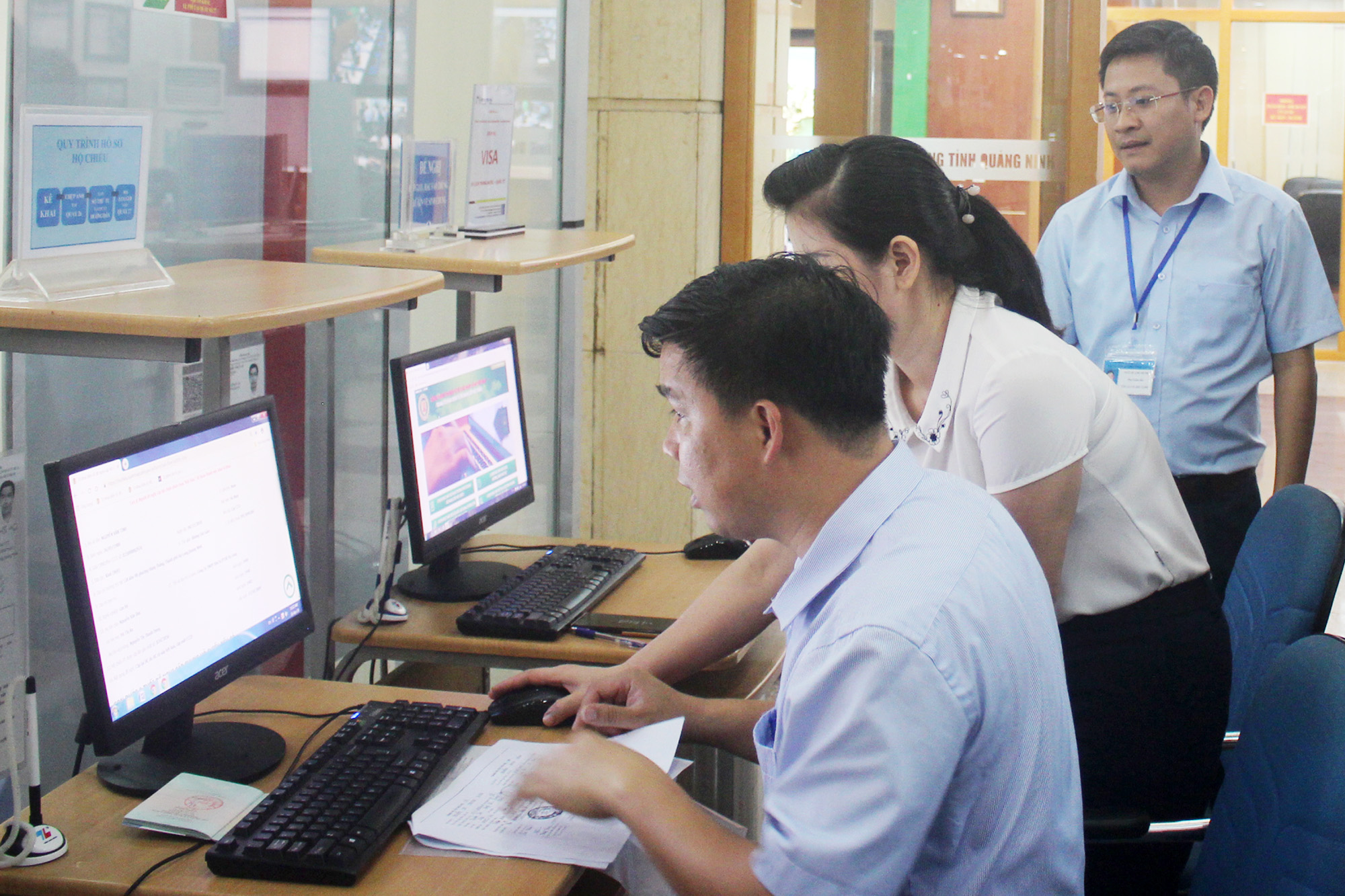 Công dân gửi thủ tục hành chính qua mạng tại Trung tâm Phục vụ hành chính công tỉnh.