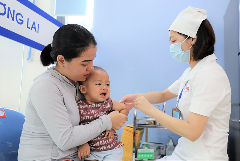 Trẻ được tiêm  phòng tại phòng tiêm chủng safpo 11.2  Quảng Ninh