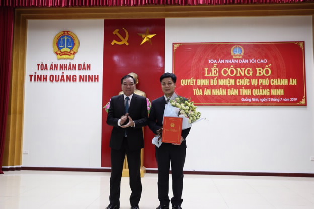 Đồng chí Trần Anh Tuấn, Vụ trưởng Vụ Tổ chức-cán bộ TAND tối cáo trao quyết định bổ nhiệm chức vụ Phó Chánh án TAND tỉnh cho đồng chí Đinh Hải Toản.